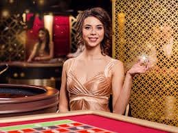 79 game Myanmar ကစားသမားများ Mobile APP ဖြင့် ပလက်ဖောင်းသို့ ဝင်ရောက်ကစားနေသည့် မြင်ကွင်း